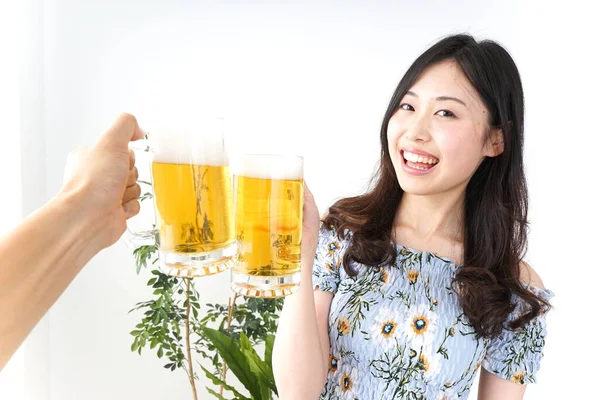 年轻的亚洲女人喝啤酒 — 图库照片