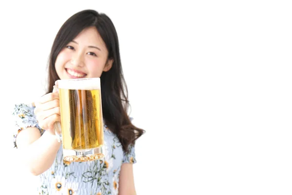 年轻的亚洲女人喝啤酒 — 图库照片
