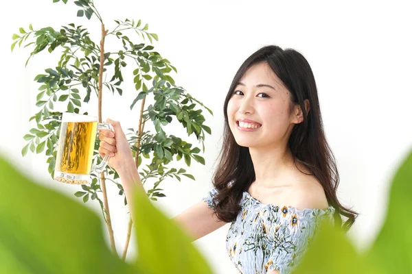 Giovane Donna Asiatica Bere Birra — Foto Stock