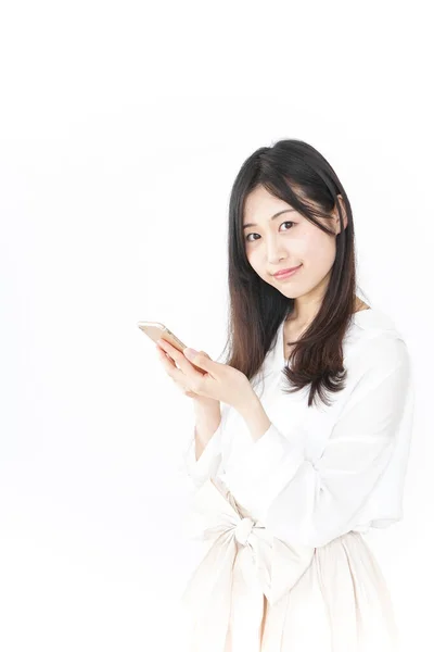 Młoda Azji Kobieta Pomocą Smartfona — Zdjęcie stockowe
