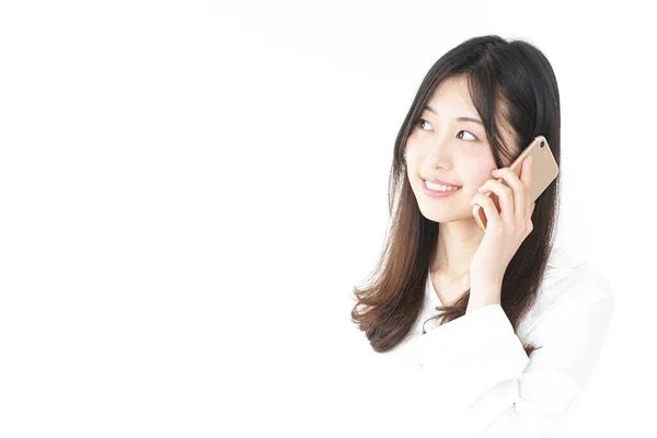 Genç Asyalı Kadın Telefonda Konuşuyor — Stok fotoğraf