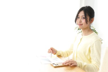 Ofisteki masada oturan iş materyali olan kadın. 