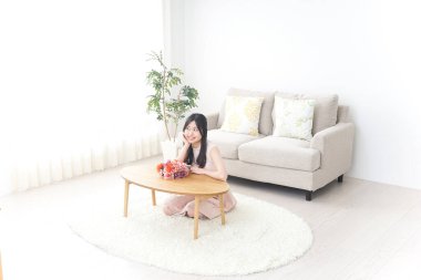 Asyalı kadın evde dinleniyor.