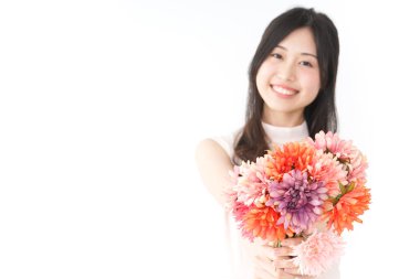 Anneler Günü, Asyalı kadın çiçekleri sunuyor.