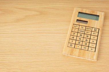 Tahta masadaki hesap makinesi, yakın görünüm 