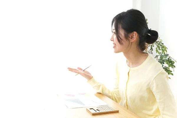 Geschäftsfrau Mit Papier Sitzt Holztisch Büro — Stockfoto