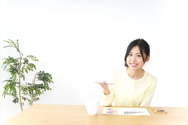 Zakenvrouw Met Papier Zitten Aan Houten Tafel Kantoor — Stockfoto