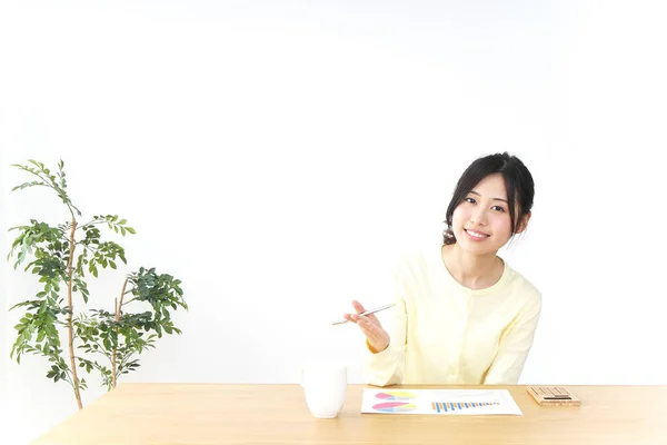Geschäftsfrau Mit Papier Sitzt Holztisch Büro — Stockfoto