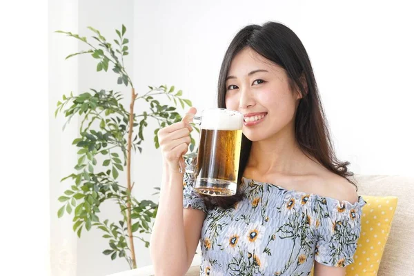 Joven Asiática Bebiendo Cerveza Casa — Foto de Stock