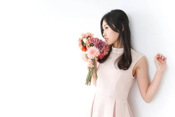Mors Dag Asiatisk Kvinna Presenterar Blommor — Stockfoto