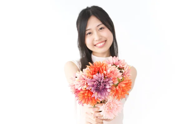 Día Madre Mujer Asiática Presentando Flores — Foto de Stock