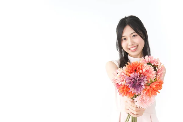 Dia Das Mães Mulher Asiática Apresentando Flores — Fotografia de Stock