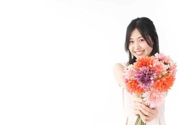 Den Matek Asijská Žena Prezentuje Květiny — Stock fotografie