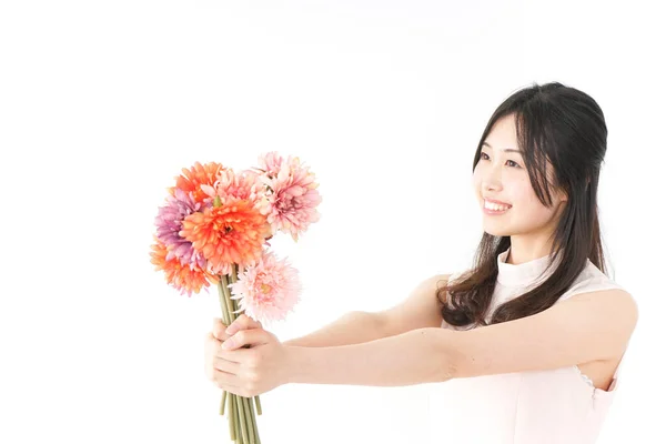 Día Madre Mujer Asiática Presentando Flores — Foto de Stock