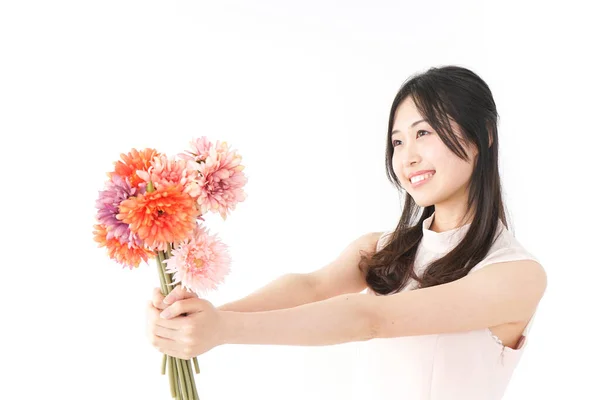 Día Madre Mujer Asiática Presentando Flores — Foto de Stock