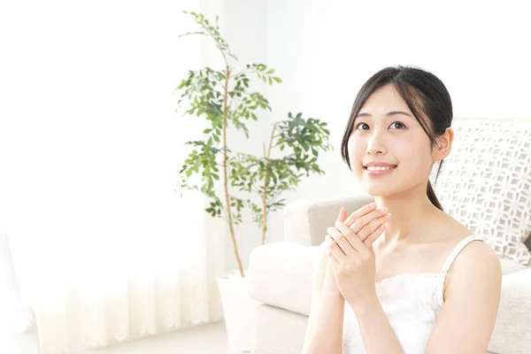 Jonge Aziatische Vrouw Aanraken Hand Crème — Stockfoto