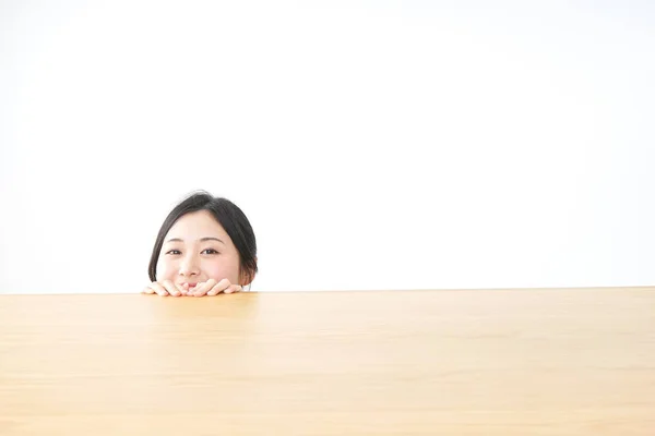 Jonge Aziatische Vrouw Kijken Uit Van Tafel — Stockfoto