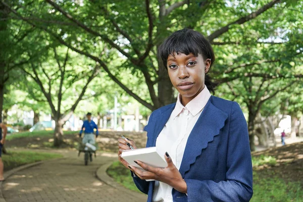 Femme Prenant Des Notes Plein Air — Photo