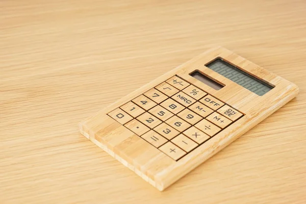 Kalkulator Drewnianym Stole Widok Bliska — Zdjęcie stockowe