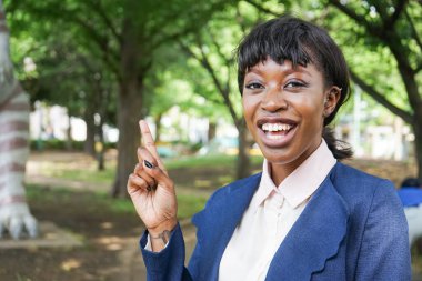 Genç Afrikalı kadın bir şeyi işaret ediyor