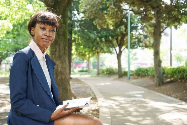 Femme Africaine Lisant Livre Parc — Photo