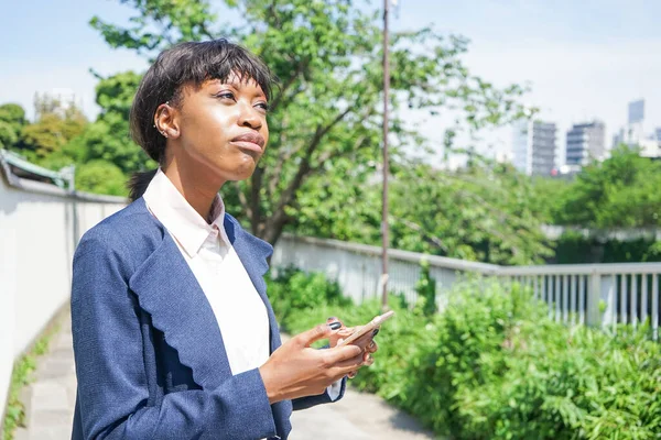 Africaine Femme Aide Smartphone Tout Marchant Outddor — Photo