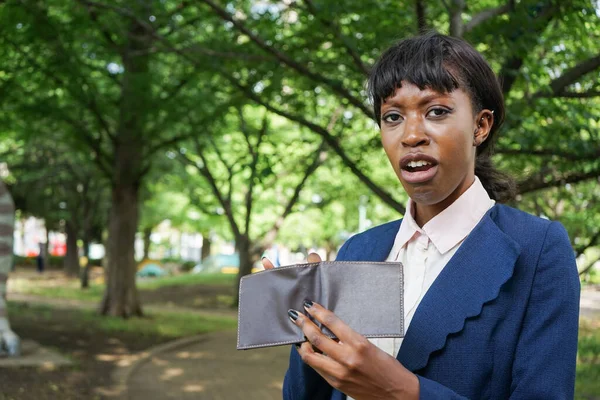 Africaine Femme Tenant Portefeuille Plein Air — Photo