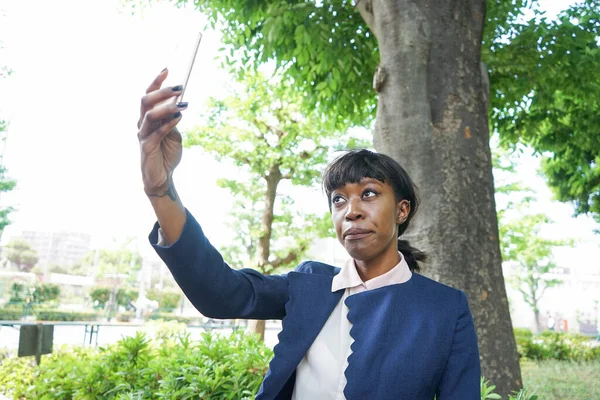 Femme Africaine Utilisant Smartphone Tout Marchant Plein Air — Photo