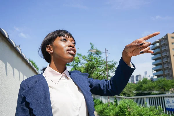 Jeune Femme Africaine Pointant Quelque Chose — Photo