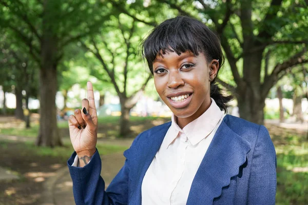 Jeune Femme Africaine Pointant Quelque Chose — Photo