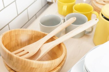 Mutfağın iç kısımlarını yakından çek.