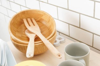 Mutfağın iç kısımlarını yakından çek.