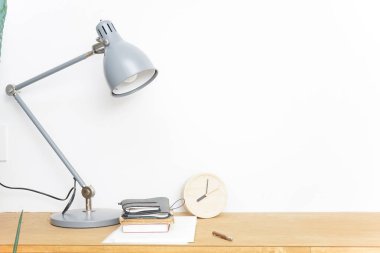 Masa lambasıyla ders çalışmanın yakın plan fotoğrafı.