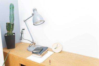 Masa lambasıyla ders çalışmanın yakın plan fotoğrafı.