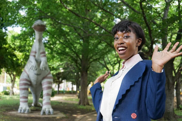 Femme Afro Américaine Surprise Devant Une Statue Dinosaure — Photo