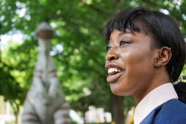 Femme Afro Américaine Surprise Devant Une Statue Dinosaure — Photo