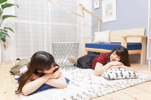 Dois Jovem Asiático Mulher Relaxante Porta Juntos — Fotografia de Stock