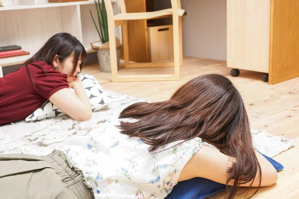 Zwei Junge Asiatische Frau Entspannen Tür Zusammen — Stockfoto
