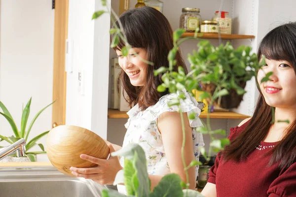 Cozinhar Duas Jovens Mulheres Asiáticas — Fotografia de Stock