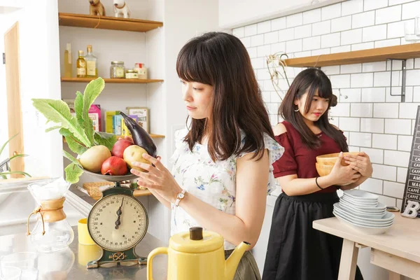 Duas Mulheres Asiáticas Cozinhar — Fotografia de Stock