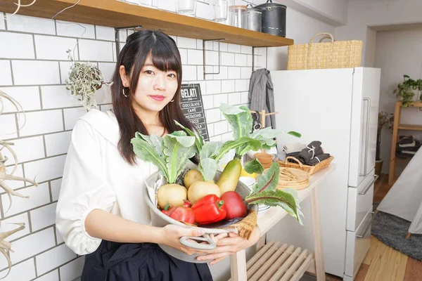 Joven Asiático Mujer Holding Cubo Con Verduras — Foto de Stock