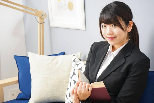 Jong Aziatisch Vrouw Pak Zitten Bank Met Boek — Stockfoto