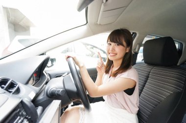 Araba süren genç bir kadın.