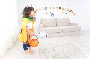 Ebeveynler ve çocuklar Cadılar Bayramı partisinde