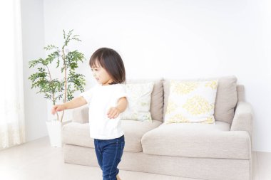 Küçük şirin çocuk oynuyor.