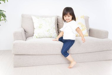 Küçük şirin çocuk oynuyor.