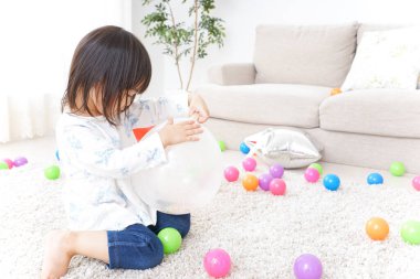 Küçük şirin çocuk oynuyor.