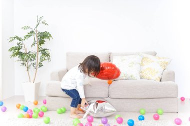 Küçük şirin çocuk oynuyor.