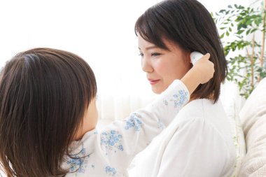 Anne hasta çocuğa bakıyor.