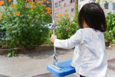 Küçük şirin çocuk oynuyor.